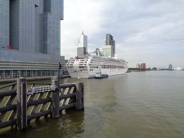 Cruiseschip ms Sea Princess van Princess Cruises aan de Cruise Terminal Rotterdam